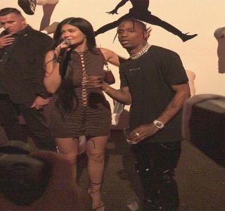 — Aflată printre restul băuturilor aduse de către ei și introduse în acel loc chiar după sosire,; atenția îi este însă captată de o cu totul altă prezență, mai precis singura individă ruptă de grupul lor, Josephine. În ciuda unui contact vizual petrecut între ei, refuză destul de rapid un altul și
