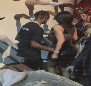 — Doar ca să reușească a trage de timp până ce eventual Fai ar fi dispărut din peisaj. Zis și; făcut, mișcările provenite din partea individului sustrage din partea lui privirea furișă, urmărindu-l cu coada ochiului până în clipa în care acesta se retrage fără a mai adăuga în plus ceva.
