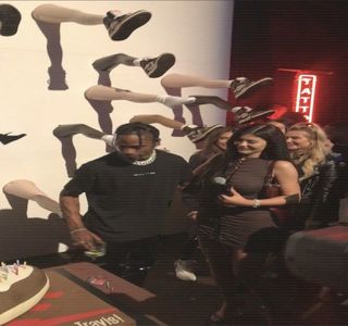 — Prin respectiva replică, produce astfel o completare menită celei dintâi, accentuându-i-se; expresia facială prin acea arcuire a buzelor.
