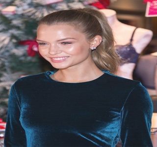 — Ajunge a-i fi ulterior oprită, şi asta în momentul în care resimte acel braţ la nivelul abdo-; menului, orice intenţie de a înainte fiindu-i astfel blocată. Din acest motiv, privirea şi-o ridică inevitabil, la scurt timp având să o întâlnească pe cea a lui Travis, clipă în care colţurile gurii
