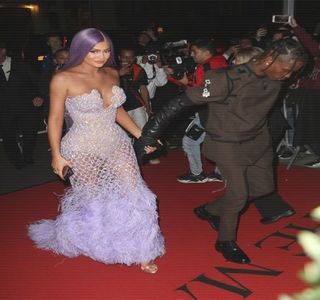 — În clipa în care ochii lui îi întâlnesc inevitabil pe ai ei, iar aceasta recurge din start la acea; modelare a trăsăturilor faciale, focusându-se de fapt pe buze, îşi suprimă iniţial zâmbetul precedent doar pentru a micşora mai mult distanţa dintre chipurile lor până ce buzele li se
