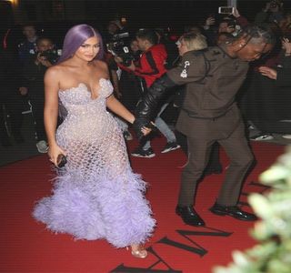 — Unesc sub forma unui sărut de o scurtă durată. Eventual, chiar după sustragere, privirea; lui continuă a se afla într-un drum constant de pe ochii ei, pe buze, analizându-i-le din instinct pe parcurs ce Josephine i se adresează. Se decide asupra păstrării tăcerii, producând la
