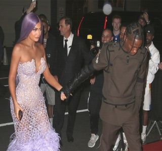 — Ales fumase. Astfel că, imediat ce gândul şi-l duce la bun sfârşit, odată întors, sesizează; dispariţia şatenei, ceea ce-i propulsează câtuşi de curând paşii spre uşa pe care iese, în scurt timp părăsind interiorul locuinţei doar pentru a se regăsi curând pe terasă, în compania amicilor
