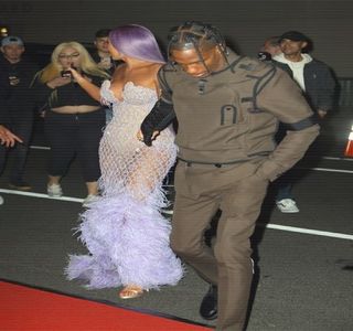 — Săi. Aruncă doar câte o scurtă privire acestora în parte, până ce odată oprit în dreptul; mesei, ocupă un loc, respectivul aflându-se prin pură întâmplare chiar în dreptul lui Gigi, el unul fiind deci poziţionat în marginea mesei.
