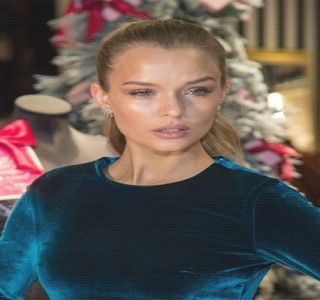 — Decide totuşi să schimbe situaţia, într-un stil tipic, începând iniţial prin a bate repetitiv; din palme de câteva ori, în aşa fel încât să le capteze atenţia. „Alo? Amicii veseli? puţin entuziasm se poate? Ce-s feţele astea căzute..” între timp, ocupă la rândul ei un loc, dat fiind că
