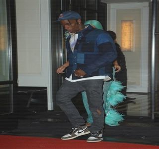 — Încă de când numeroasele preparate, aflate, surprinzător, în număr mare, îi captează; atenţia vizuală, ochii şi-i plimbă dintr-o parte în cealaltă, sfârşind ca prin câteva secunde mai târziu să-şi completeze propria farfurie, aproape plină, s-ar putea spune; dat fiind faptul
