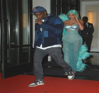 — Denotând astfel un rânjet până ce prinde cu degetele libere una dintre bucăţile de bacon; pe care şi-o aduce spre buze, finalizând prin a muşca din aceasta. „Nu ştii că nu-i bine să vorbeşti în timp ce mănânci, Skriver? Ce-ai vrea acum, să spunem bancuri?” Rosteşte mestecând.
