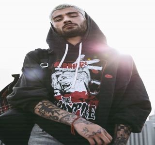 — Nu putea spune că aştepta cu nerăbdare prânzul respectiv, din moment ce stopul produs; în drumul lor spre cabană, la acel peco, îi oferise prilejul de a-şi achiziţiona un sandwich pe care îl şi consumase totodată până la destinaţia propriu-zisă; însă totuşi, decisese a se
