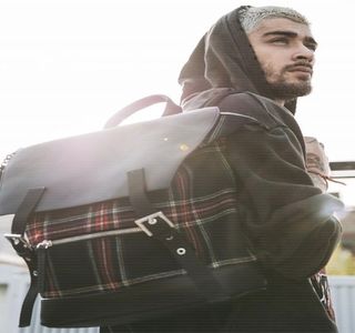 — Spre individa poziţionată pe cealaltă parte a mesei, mai precis Josephine, aflată fiind deci; în cursul înlănţuirii unei idei. Conştientizând că n-ar fi fost necesar un răspuns din partea lui, fără a-i oferi un prea mare interes, sustrage pe neaşteptate doi cartofi prăjiţi din farfuria
