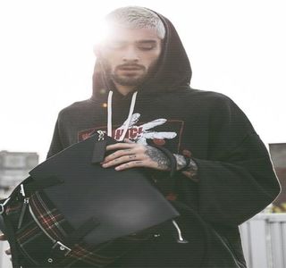 — Lui Gigi, pe care şi-i aruncă în interiorul gurii. Antebraţul drept şi-l rezemă aşadar de; marginea mesei, îndreptându-şi corpul spre direcţia blondinei, căci de îndată ce privirile li se întâlnesc în consecinţă, pe parcurs ce mestecă respectivii cartofi, zâmbeşte jucăuş.
