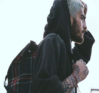 — Bărbiei spre farfuria ei, comunicându-i lejer următoarele: „Cred că ţi-au dispărut doi cartofi.”; aflându-se totodată în încercarea proprie de a-şi suprima zâmbetul inevitabil.
