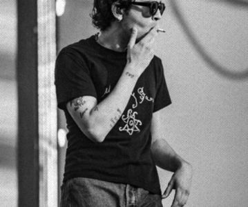 ⊺ⱶ∙ⱻ⃞¹⁹⁷⁵∕▪‧❛ʂҽʅʅιɳɠ℘̚ẹṭṛọḷᶰᶱᵃᵓᶠ∕.; Ieșise la țigara de seară. Se plimbă în cerc în timp ce; trage câte-un fum cu capul în pământ și se gândește la nemurirea sufletului. Pașii domoli ce se agravează pe secundă în tonalitate indică apropierea unei persoane sub vălul întunericului.
