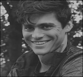 [N-am poze pe pc cu Mallard] Matthew fusese înștiințat cum că fratele său mai mic era în mari; necazuri, așa că-și făcuse apariția în această Instituție pentru a-l prinde pe pungaș cu fapta;), problema era că acesta lipsea, însă, avea să pună destule întrebări pentru a-l depista.
