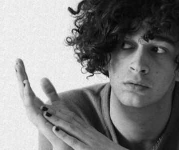 ⊺ⱶ∙ⱻ⃞¹⁹⁷⁵∕.; a fost conturul unui topor. A mai auzit el de dăștia... Ted Bundy, Edmund Kemper...; I se zvârcolea pielea gândindu-se la ei! Și tipul dubios cu toporul fluturând în aer se îndrepta spre el! Se lasă, instinctiv, în genunchi și se leagănă. &quot;Trogeonumăomorîcăstânărșideștept.
