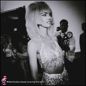 ☇.ᵗʰᵉ̣ṃ̣ẹ̣ṛ̣ṃ̣ạ̣ịḍ❀ƨɘilɟ.ϟ;. schimbă vremea. Pășește de-a lungul drumului pe care îl cunoștea; prea bine și se aproape încet de locul frecventat de ea și restul lumii (lol). În întunericul nopții, vede siluete mișcându-se și se oprește făcându-și cruce.
