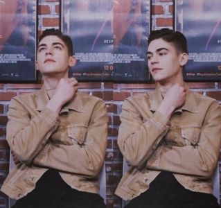 Mijește ochii către persoana doborâtă și se îndreaptă spre ea alert, iar în itinerariul său toporul; i se balansează precum un pendul, aproape atingându-i un petic din pantaloni. Dar e vigilent, strecoară toporul pe lângă corp lăsându-l să se scalde în iarba deasă și îi întinde tânărului o mână. „Ai
