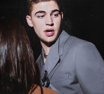 mare noroc că am auzit de noile tale compoziții, altfel te-aș fi mustrat în legătură cu întârzierea.; Ești pregătit de curmarea celei mai dulce-amare embleme ale acestui campus?”
