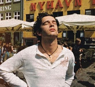 ⊺ⱶ∙ⱻ⃞¹⁹⁷⁵.;  și eu cu tine ha..ha..Ă, auzi... vrei să faci sarmale sau ceva? Îl înlocuiești pe; Penn la bucătărie de... umbli cu... &quot; Face semn către arma letală ce zace acum primejdioasă în libertate... Se uită în jur și observă grupul ce s-a adunat în jurul lor. Frumos, frumos, desigur că
