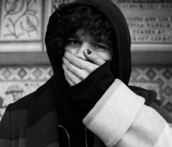 ⊺ⱶ∙ⱻ⃞¹⁹⁷⁵;  fix când el face o scenă oamenii decid să se perindeze prin același loc. Oftează; lăuntric și se pregătește să destingă atmosfera. &quot;Îmi plac cizmele.&quot; O complimentează pe fată, apoi este întreurpt de vorbele nelegiuitului. &quot;Ă.. mersi?Ă... ce?&quot; Chiar nu înțelegea
