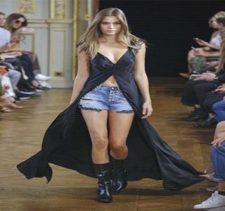 —  Întrucât Travis este singurul care reacţionează, pe lângă acele câteva chicoteli pe care; le obţine din partea celorlalţi, cu excepţia lui Zayn, bineînţeles, privirea şi-o întoarce uşor într-o parte, în aria sa vizuală apărând chipul său, pe care inevitabil îl întâmpină cu un zâmbet.
