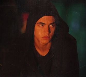 „Ăsta? Letal? Ah, nu, e inofensiv...” lovește vitejește cu piciorul obiectul masiv, însă reacția; nu e cea așteptată de el, ci scoate un sunet înăbușit și strâmbă din nas. Își freacă gleznele între ele pentru a reprima durerea, și-și lasă capul în jos pentru a nu i se observa moaca stânjenită, apo
