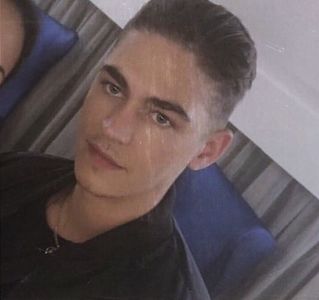 bâjbâie în căutarea uneltei, iar când o simte din nou în posesie o susține circumspect.; „Pentru a nu fi nevoit să repet discursul de trei ori, vreau să vă spun că ne-am adunat în această noapte aici pentru a-l săvârși pe bunul meu amic, Nae..” Prezintă cu mare băgare de seamă arborele ce
