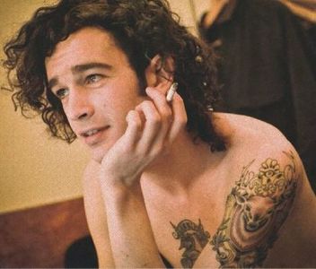 ⊺ⱶ∙ⱻ⃞¹⁹⁷⁵.; unde dra:cu este. Nu putea să moară DUPĂ ce mi-l returna? Și în moarte un; băiat foarte egoist. NU. desigur că nu voi veni la înmormântare.&quot;
