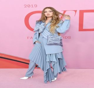 —  Cartofi de pe propria-i farfurie, decide să rămână impasibilă gestului său, deşi în sinea; sa se amuzase. Astfel că, abia la câteva secunde distanţă, atunci când, în cele din urmă, Zayn i se şi adresează în acest sens, privirea şi-o ridică, canalizându-şi atenţia în dreapta sa,
