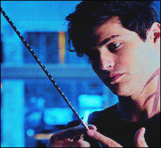 Strâmbă ușurel din nas, atunci când observă că singura prezență feminină nu-i acordă și lui; măcar un moment de atenție, dar nu avea să răsfrângă ceva cuvinte ce probabil că aceasta avea să le considere ofensatoare... Huh, femeile! Totuși, este înmărmurit de tipul ce-ncerca
