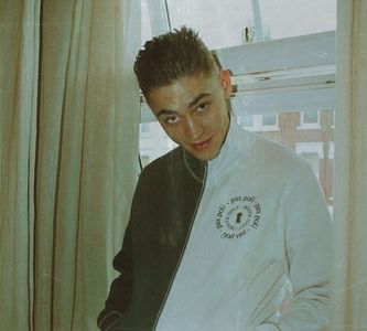 i-a fost martor în unele dintre cele mai importante etape ale vieții lui de adolescent mucos!; „Din păcate acesta se simte istovit de carențele impuse de colegii noștri mizeri, blabla și alege să se despartă de noi. Aici e testamentul...” Le aruncă neglijent o foaie de hârtie pe care e imprimat
