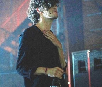 ⊺ⱶ∙ⱻ⃞¹⁹⁷⁵∕.; Stă puțin în tăcere fără a mai răspunde cuiva căci încerca să deslușească; asocierea sa cu laptele făcută de blondină... Cum nu reușise, o lasă baltă. &quot;A... păi dacă nu a murit încă îl omor eu când se întoarce, CDul ăla era un VINTA-&quot; rămâne cu gura întredeschisă, 
