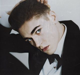 Se oprește din acțiunea-i morbidă și ascultă pasiv discuția dintre cei doi tineri (despre care; nici nu știa că-s înrudiți, până-n seara asta?!), și-și zdruncină capul de câteva ori neputându-le-nțelege referințele beletristice, sau.. tembelismele ferentaristice pe care le scosese pe gură cel
