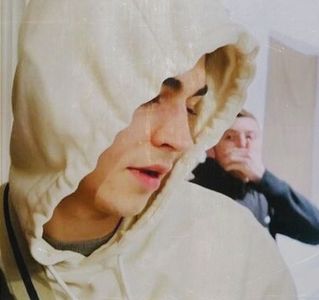 mai puțin cunoscut, din nou, nu concepe legătura dintre cei doi... sau sunt tipul ăla de prieteni; care se consideră toți verișori între ei.. Își revine din reverie când observă gestul buclatului și-l dă la o parte într-o atitudine ce nu-i stă în fire?! „Tovarășe, aici nu te privește..
