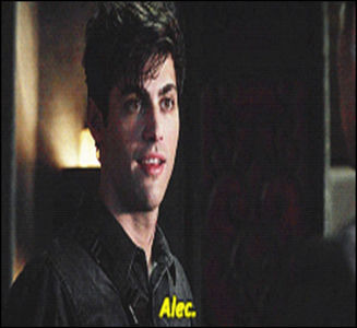 Suntem spionați... Și nu sunt paranoic aici, chiar suntem spionați, se uită lumea la noi de; parcă am fii telenovela de pe Acasă TV...”, scot un șervețel mototolit din buzunar (lol, am trec la pers I), și-ncep să-mi suflu mucii din adâncul sufletului, „Și, apropo, am alergie la
