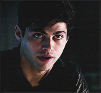 distinse. Hop, papucul. Revenim...”, strâmb din expresie destul de relaxat.