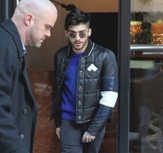 — Acorda o profunzime propriei intenţii, buzele i se lipesc destul de rapid, modelându-şi-le; precum începutul unui sărut, aşteptat de fapt din partea ei.
