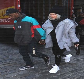 — Imediat ce înşfacă o altă felie de bacon, având în acelaşi timp să-şi coboare privirea pentru; a fixa mai bine farfuria, din moment ce atenţia anterioară i-o acorda lui Josephine; odată cu replica propusă de aceasta, sprâncenele şi le aduce spre mijlocul frunţii iar buzele şi le ţuguie ca
