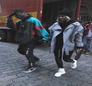 — Ca pe un compliment sau să încep să plâng.” Pe parcursul mestecării rosteşte dinadins; acea replică, suprimându-şi orice altă tentaţie de a rânji conform propriului plac. Totuşi, un factor ce îi cauzează la scurt timp schimbarea direcţiei propriei atenţii se dovedesc chiar vocile celor 
