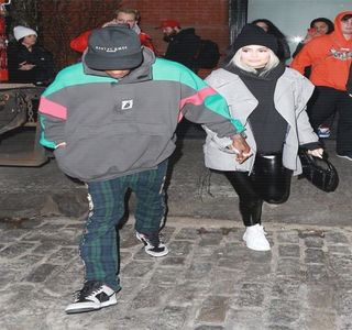 — Doi, respectiv Zayn şi Gigi, sfârşind în situaţia în care le aruncă acestora o privire.; Sesizând momentul amândurora, chiar dacă în acelaşi timp parcă şi celălalt cuplu, respectiv Fai şi Kendall, se afla în aceeaşi poziţie, drăgăstoasă s-ar putea spune; se decide asupra unei tachinări
