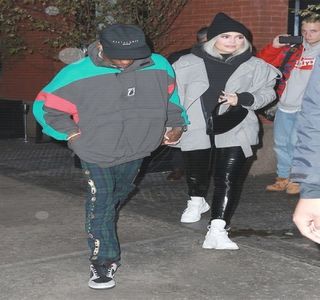 — Adusă celor două persoane din lateralul său. Astfel, rosteşte: „Yo, Roman! Dă-mi şi mie; sarea.” Şi, chiar dacă necesitatea respectivului produs era de fapt existentă, pentru a se amuza asupra celor doi, se ridică de pe şezutul scaunului, având ca în scurt timp să se întindă spre colţul
