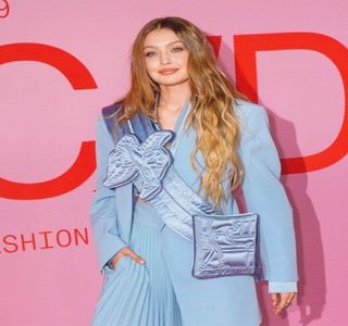 —  Cauza zâmbetului ce-i răsare ulterior pe buze se dovedeşte a fi răspunsul pe care îl; primeşte din partea iubitului său, amuzând-o, ce-i drept, într-o oarecare măsură. Apropierea la care acesta din urmă recurge în secundele următoare, o determină pe blondină să îşi
