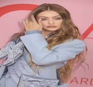 —  Înclină la rândul ei capul, anticipând cu uşurinţă care ar fi fost dorinţa acestuia în acel; moment, mai precis: formarea unui sărut. Fără prea multe complicaţii, procedează întocmai, însă chiar când era pe punctul de a atinge buzele lui Zayn, un impediment îşi face simţită
