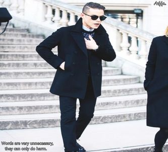》#Privea înainte, continuând să meargă. În momentul în care Nora se apropie de el, se uită; preț de câteva secunde în lateral, în jos, văzând cât de apropiați erau acum. Înghite scurt în sec, mutându-și privirea din nou asupra drumului și-și trece scurt cu limba peste buze.
