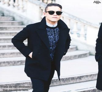 》O ascultă și clipește des, sprâncenele aproape unindu-i-se una de cealaltă în momentul în; care se încruntă. Își dă seama cât de greu îi era să vorbească despre acel subiect, însă acum chiar voia să afle și mai multe, să descopere ce a marcat-o. Un lucru era cert,
