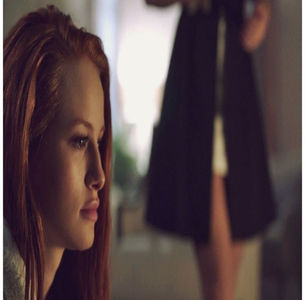 ̷♡̷ ⍮αιηяσʇιƖαɔ⑇eyes٦̷ de toate astea, dar...” face o pauză curgându-i o lacrimă și oftează lung; înainte să continuie. „...mi-am pierdut controlul în acea seară și... uhm... să spunem doar că eu sunt singura rămasă din familia mea.” Își mușcă buza încercând să-și oprească restul de lacrimi
