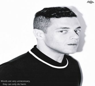 》Mike se lasă încet în genunchi, iar de îndată ce aceasta-i scoate săgeata, respirația începe; să i revină ușor la normal. O privește și se sprijină cu spatele de un copac. Se descheie la hanorac și-și privește rana superficială că începea să se vindece, ceva mai greu decât în
