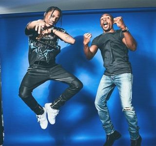 — Şi chiar dacă nu este posibilă reuşirea unui contact vizual, rânjetul tipic îi preia forma; buzelor, având ba chiar să-i arunce amicului său, Zayn, o privire subtilă. În cele din urmă, ocupă locul de pe şezutul scaunului, însă în aceeaşi perioadă de timp se decide asupra unui răspuns ce urma
