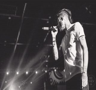 — Ci mai mult din cauza impunerii proprii. Astfel, ajungând în pragul în care ochii i se rotesc; fără perdea, totodată sprijinindu-şi şi spatele de speteaza scaunului. Braţul şi-l alungeşte de această dată de-a lungul spetezei scaunului iubitei sale, oferindu-i timpul necesar amicului
