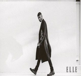 — De cerinţa acesteia, aducându-i deci la cunoştinţă dorinţa de a primi un anumit elastic; de păr doar pentru a putea iniţia pregătirea propriu-zisă a desertului, cu menţiunea că respectivul se afla de fapt în baia de la etaj, uitat acolo chiar după ce blonda scăpase pentru câteva
