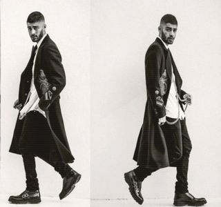 — Pe care într-adevăr o crezuse în exteriorul locuinţei, alături de ceilalţi; într-o ipostază mai; puţin corespunzătoare, cu sânii la vedere, ea una aflându-se în plină acoperire a acestora printr-o piesă ce părea sutienul unui costum de baie. Bineînţeles, complet luat prin surprindere
